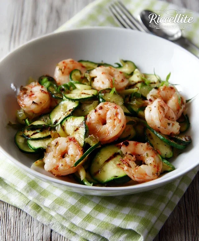 Insalata light di gamberi, zucchine grigliate ed erba cipollina