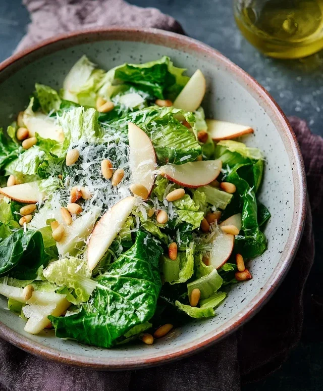 Feldsalat mit Apfeln Parmesan Pinienkernen